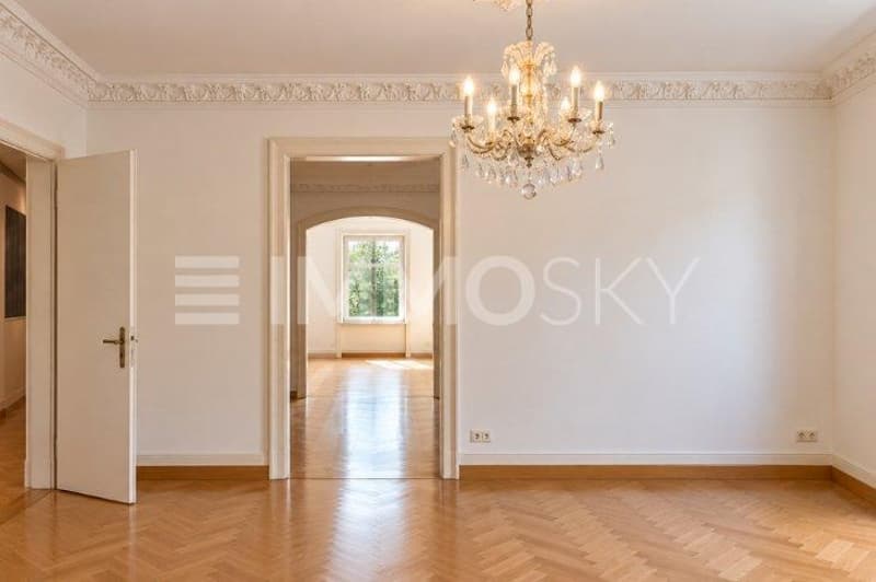 Stilvolles Schlafzimmer mit Stuck und Kristallleuchter