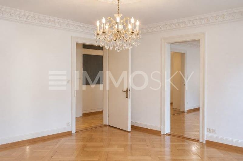 Altbaucharme mit eleganten Stuckelementen