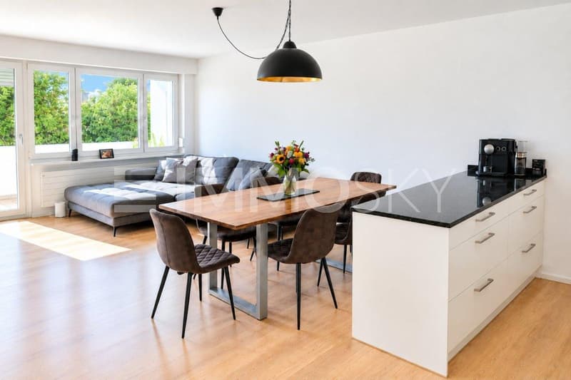 Gemütliche Stunden mit Ausgang auf den Balkon