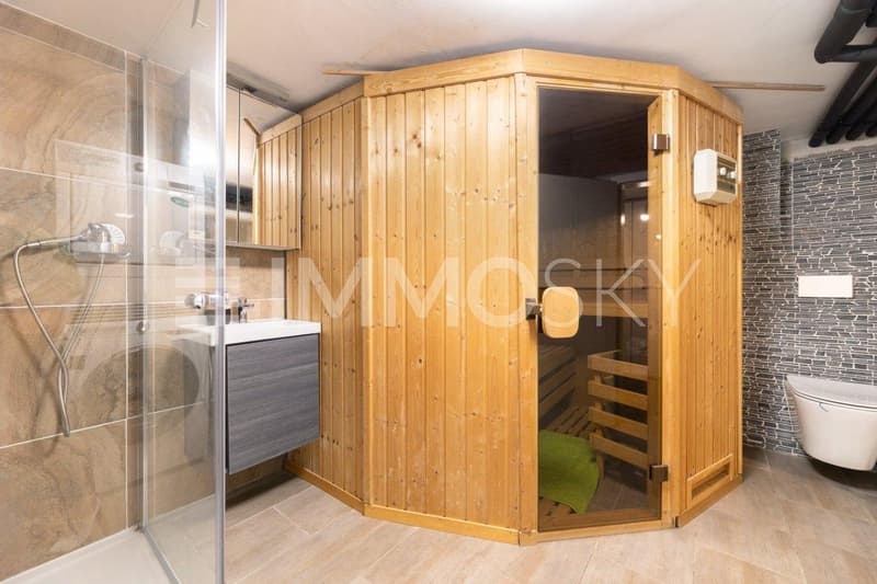 Exklusives Badezimmer mit Sauna-Feeling