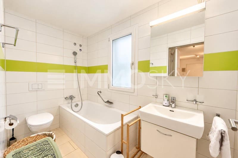 Salle de bain avec baignoire et fenetre