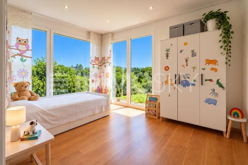 Herzliches Kinderzimmer mit viel Tageslicht
