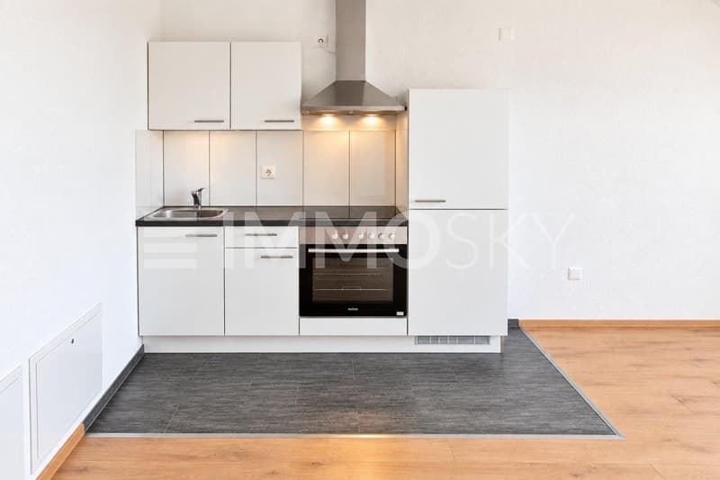 Minimalistische Küche mit Holzboden