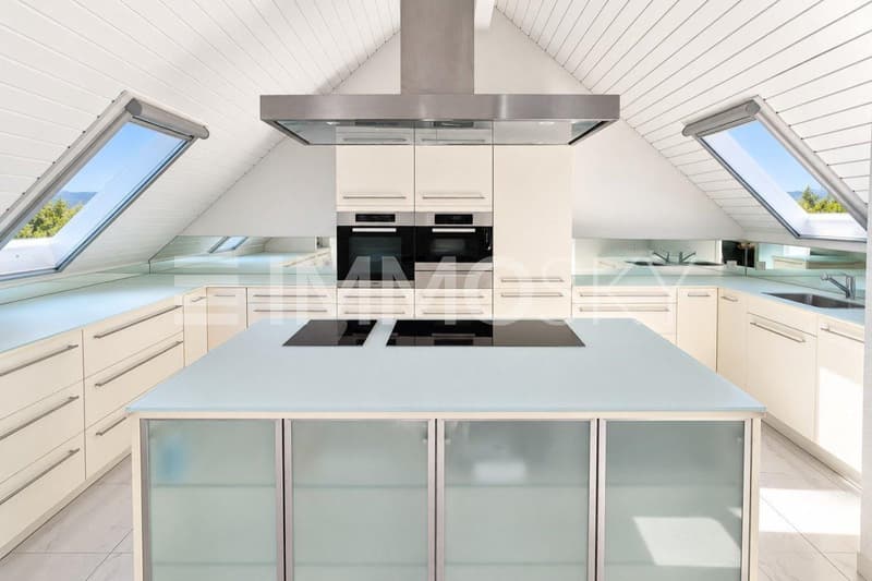 Symmetrische Dachgeschossküche mit Skylights