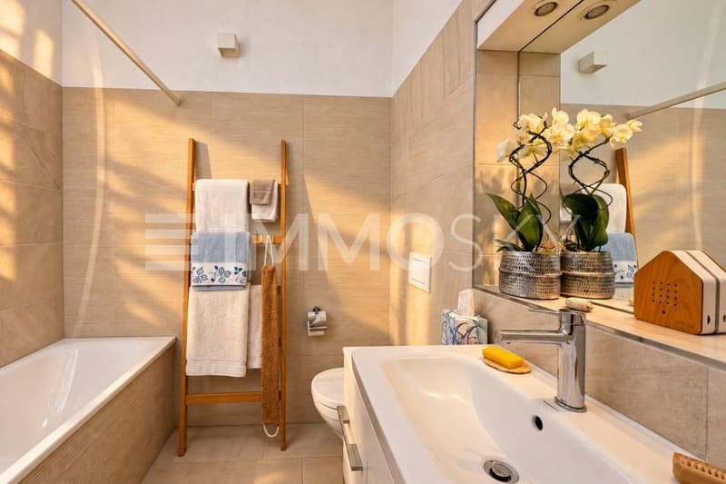 Salle de bains chaleureuse aux serviettes soignées