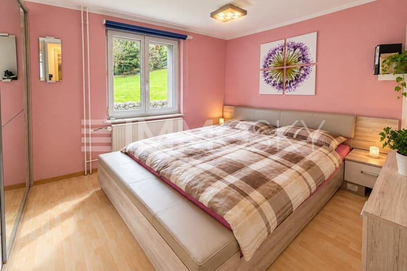 Gemütliches Schlafzimmer in Rosé mit Pflanzen