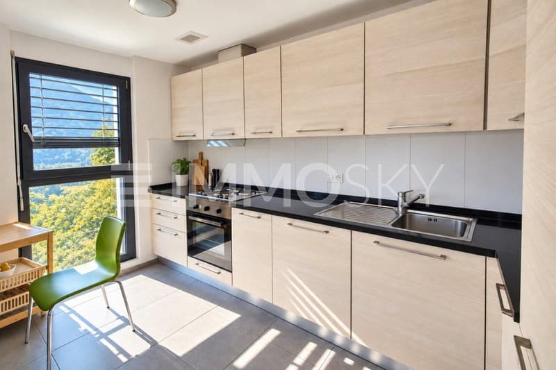 Cucina moderna luminosa con vista montagna
