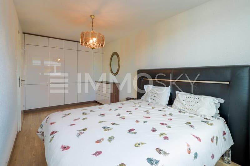 Grande chambre avec armoires