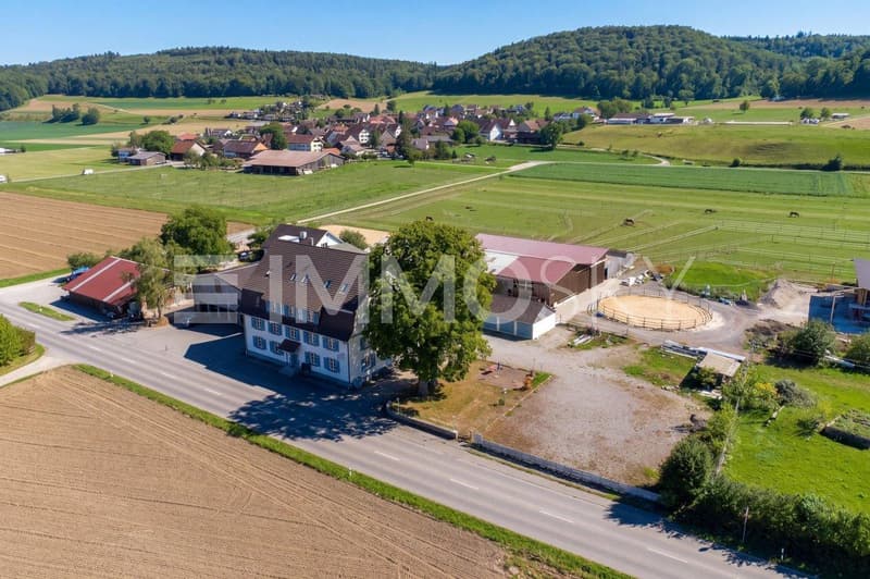 Liegenschaft mit Blick auf die Umgebung