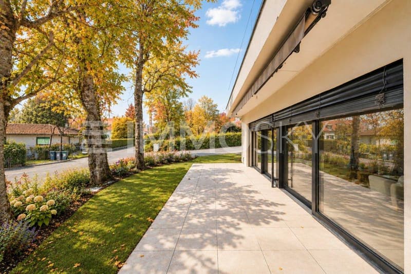 Maison contemporaine et jardin dautomne(1)