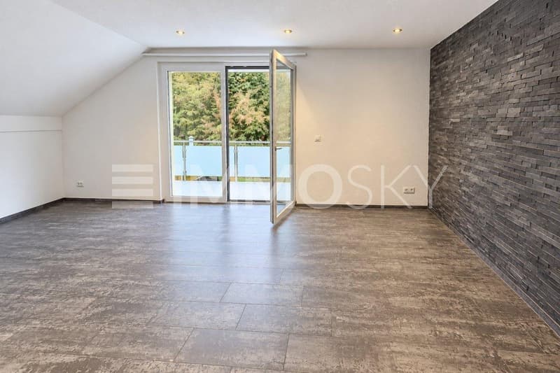 Modernes Wohnzimmer mit Balkonblick