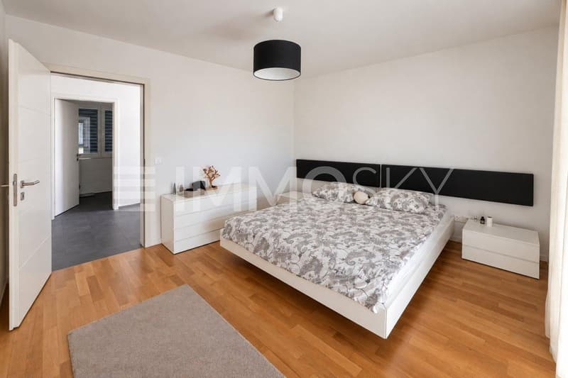 Schlafzimmer mit Parkettböden
