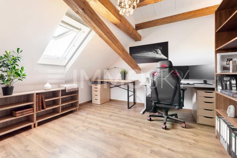 Helles Büro mit Dachschrägen