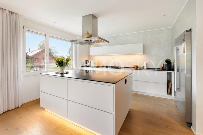 Moderne Küche mit grosszügiger Kochinsel