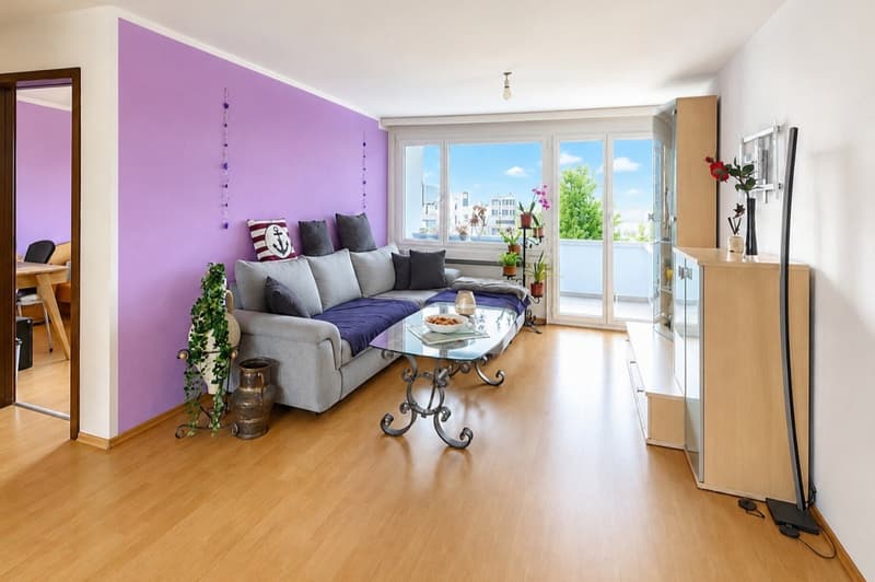 Offenes, lichtdurchflutes Wohnzimmer