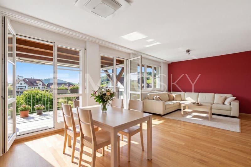 Ess- und Wohnbereich mit Ausgang zum Balkon