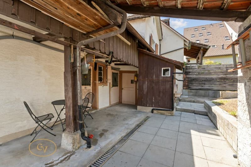 Innenhof mit gedecktem Eingangsbereich