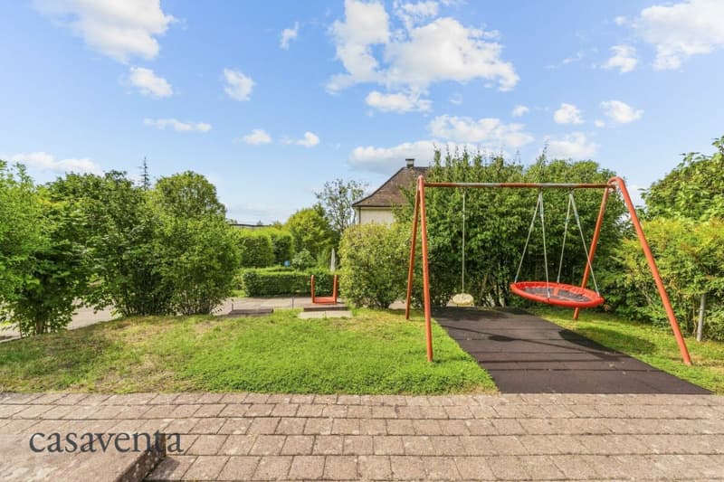 Spielplatz direkt vor dem Haus