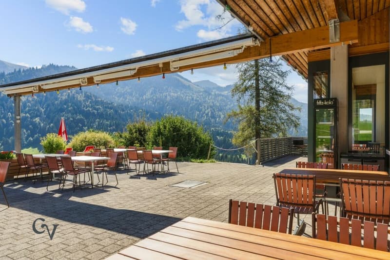 Terrasse links mit geschlossenem Sonnenschirm - Ansicht 2