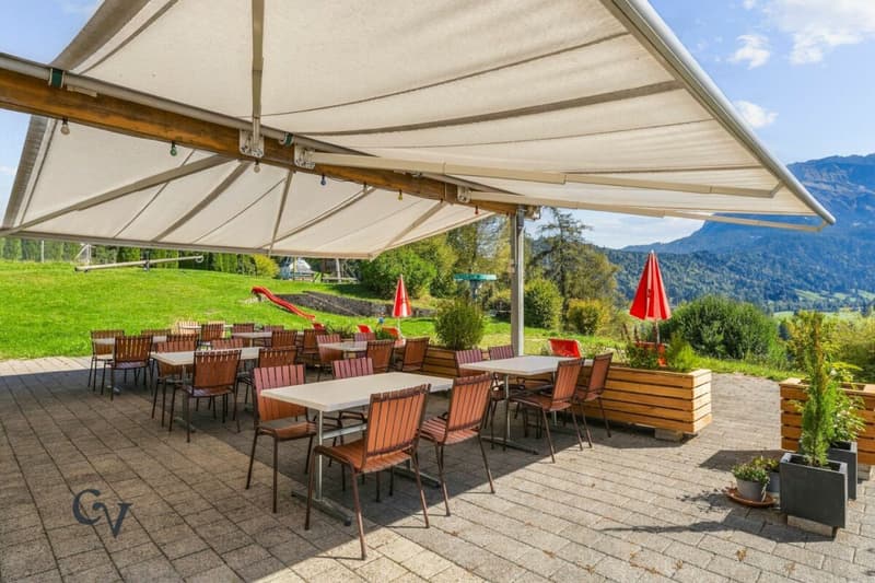 Terrasse links mit Sonnenschirm - vom Gastraum aus gesehen
