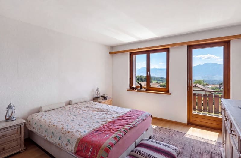 Zimmer Erdgeschoss mit Zugang zum Balkon