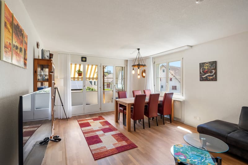 Wohnzimmer mit Zugang zum Balkon