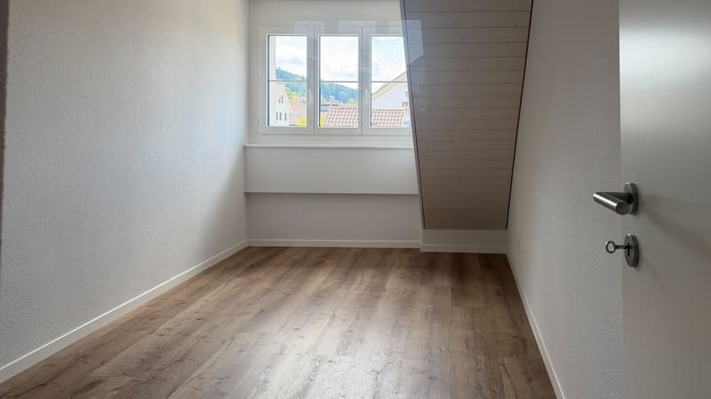 Sanierte 5- Zimmer-Maisonette- Wohnung mit Balkon in Bonstetten (8)