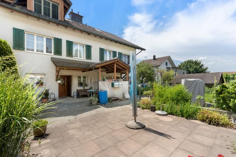 Gedeckter Vorplatz mit Garten
