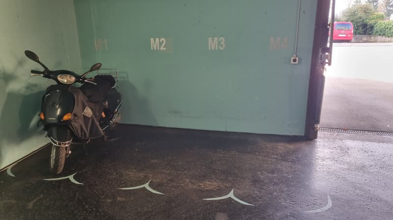 Place de stationnement pour moto près de la gare d'Altstetten à louer (2)