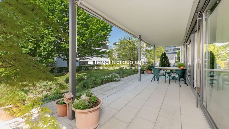 Sitzplatz mit Gartenbeet