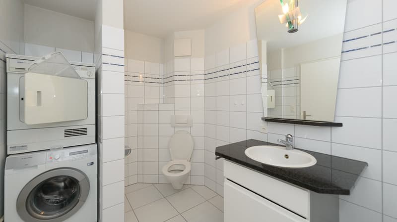 Bad mit Badewanne, WC und Waschturm