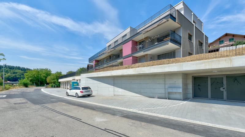 Das Mehrfamilienhaus mit der Einfahrt in die Tiefgarage