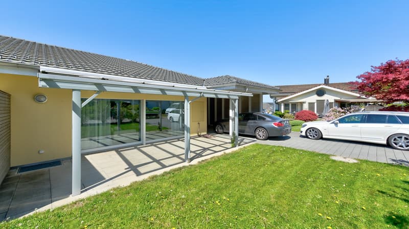 Das Haus 2 mit dem Garten, dem Sitzplatz und den Parkplätzen