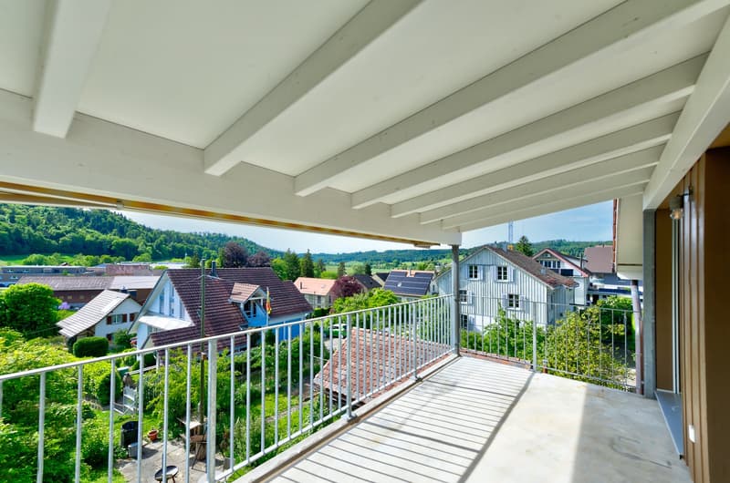 Balkon mit Aussicht und Abendsonne