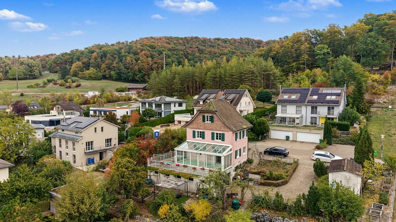 Ansicht des Hauses mit dem Wintergarten auf der 4-fach-Garage