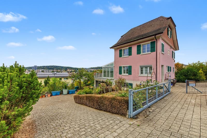 Hausansicht mit der Garagenzufahrt