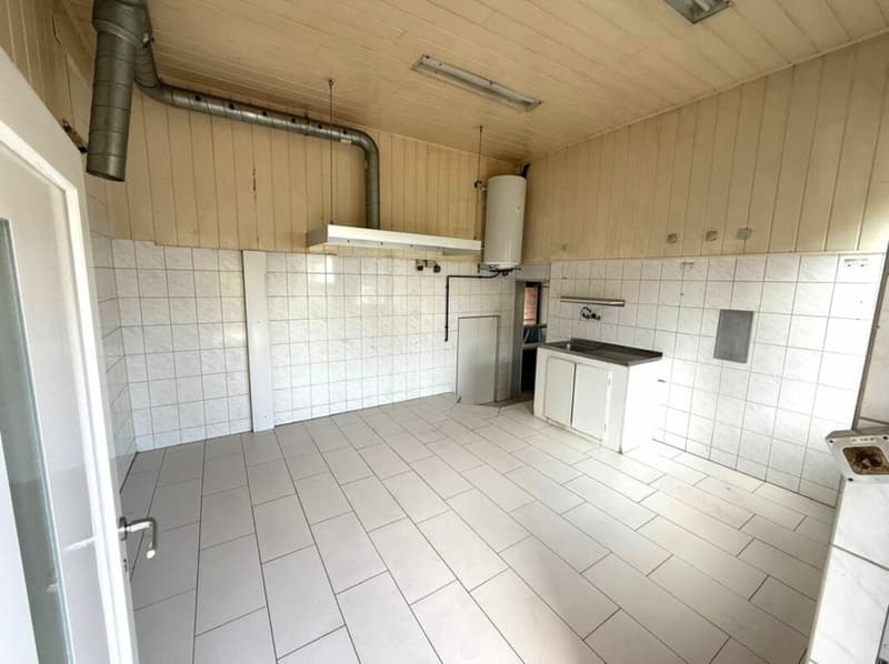 Verkaufsladen mit Schaufensterfront - Top-Lage an der Hauptstrasse (3)