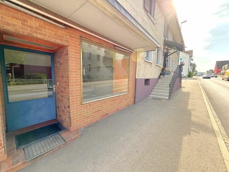 Verkaufsladen mit Schaufensterfront - Top-Lage an der Hauptstrasse (4)