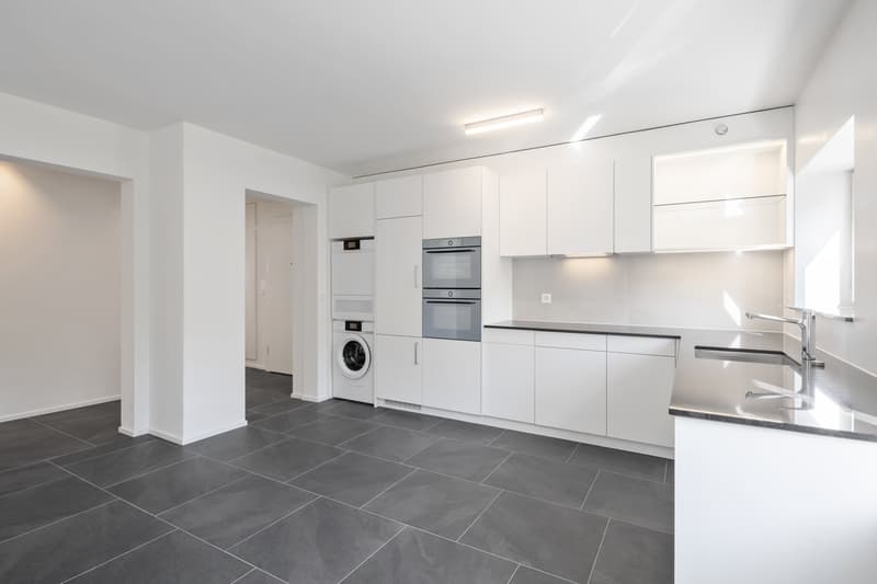 Neu sanierte, grosszügige 4.5-Zimmer-Wohnung mit Balkon in Zürich Oerlikon (2)