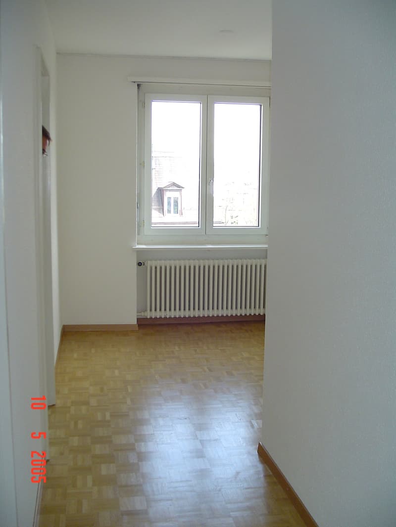 Charmante 2.5-Zimmer-Wohnung mit Balkon und schöner Aussicht in Zürich-Oerlikon (5)