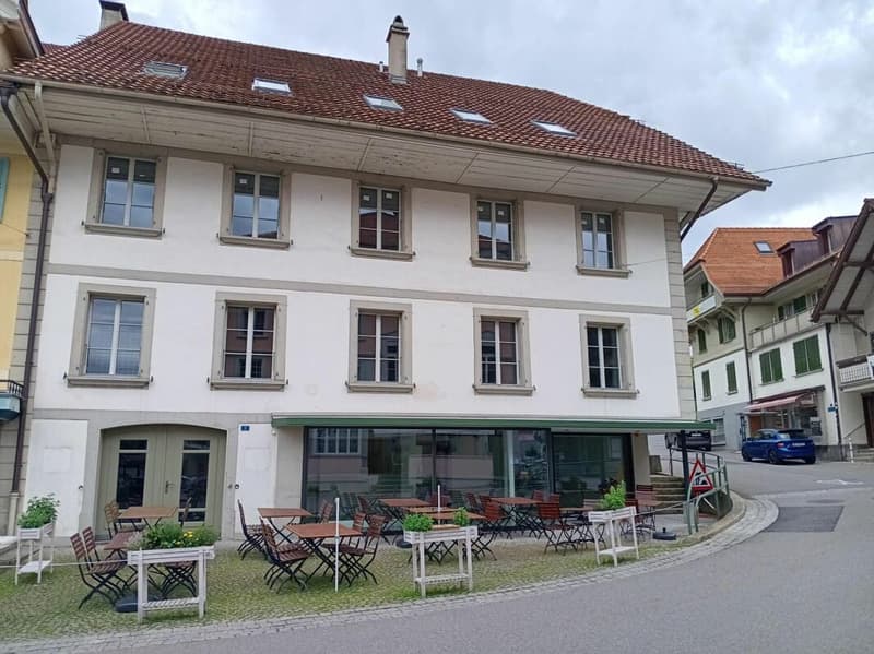 Neue, moderne Büros oder Praxisräume, in historischem GebäudeMitten im Zentrum von Schwarzenburg. Der Mietzins beinhaltet den gemeinsamen Aufenthaltsraum mit Küche, Garderobe, Waschen, Sanitäre A … (6)
