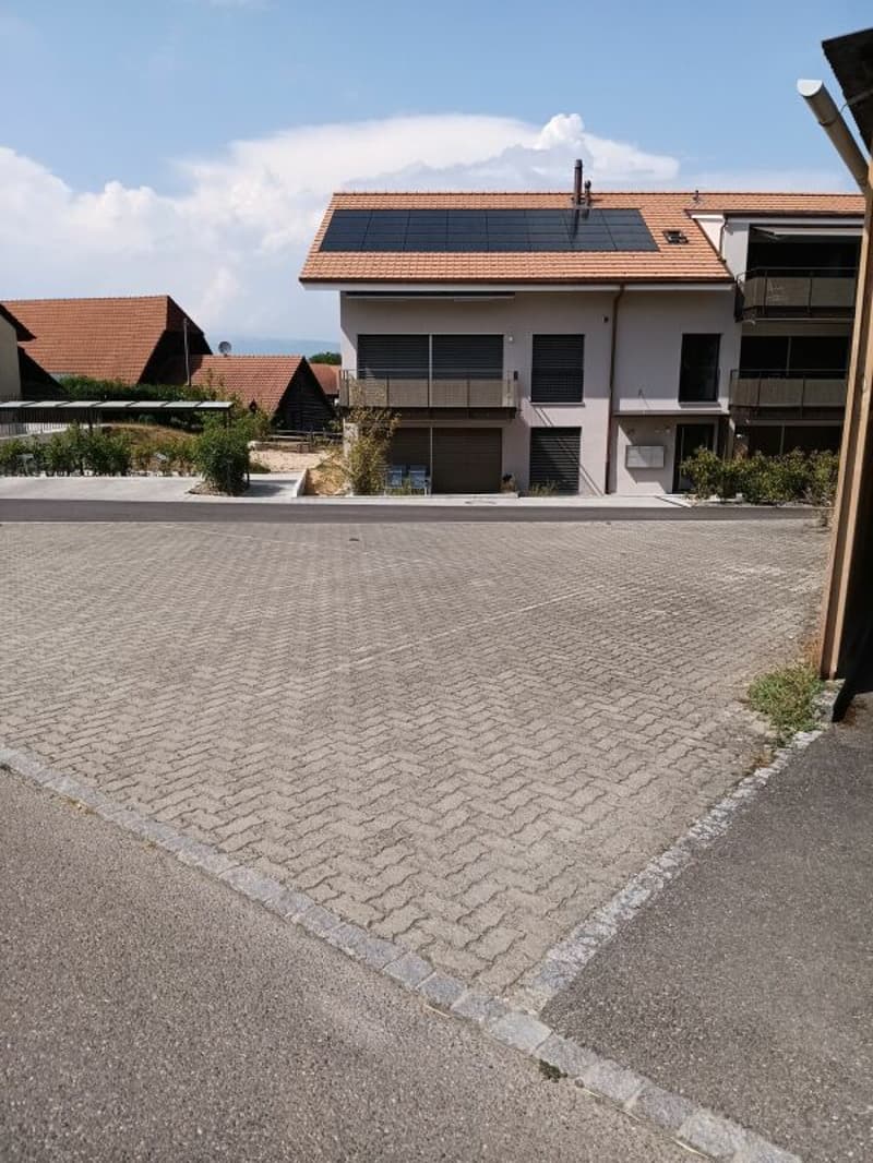 ZU VERMIETEN Aussenparkplatz (2)