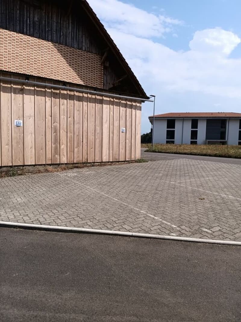 ZU VERMIETEN Aussenparkplatz (3)