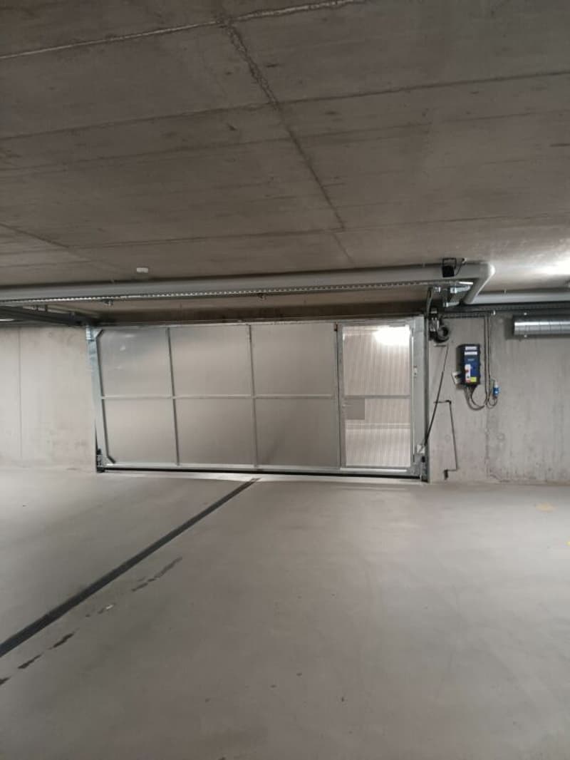Zu vermieten: Separater Einstellhallenbereich mit 8 Plätzen. (6)