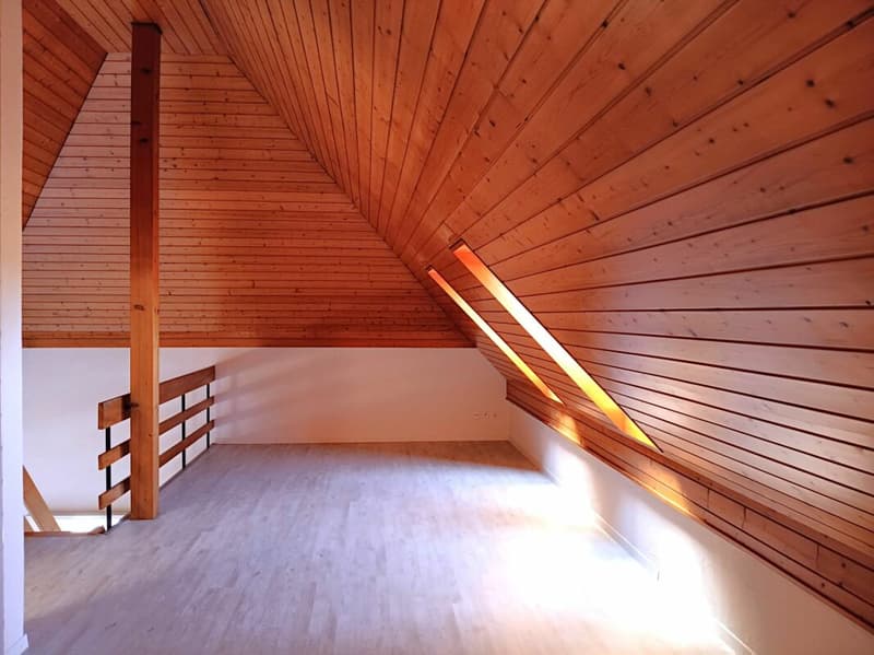 Attraktive und grosszügige 4-Zimmer-Dachwohnung mit Galerie, 143 m² Wohnfläche. Die Wohnung überzeugt mit einem hellen, offenen Raumkonzept sowie einer neuen, modernen Küche und einem stilvoll re … (9)