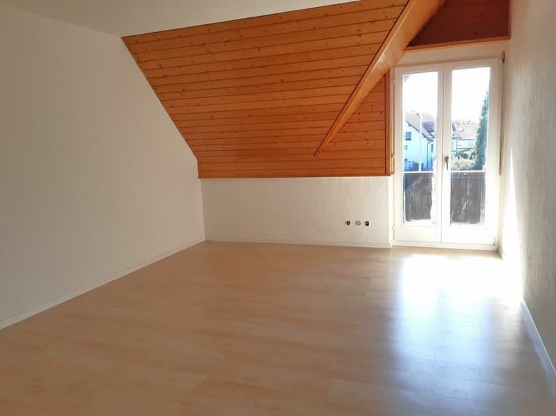 Attraktive und grosszügige 4-Zimmer-Dachwohnung mit Galerie, 143 m² Wohnfläche. Die Wohnung überzeugt mit einem hellen, offenen Raumkonzept sowie einer neuen, modernen Küche und einem stilvoll re … (8)