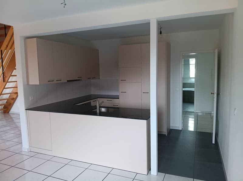 Attraktive und grosszügige 4-Zimmer-Dachwohnung mit Galerie, 143 m² Wohnfläche. Die Wohnung überzeugt mit einem hellen, offenen Raumkonzept sowie einer neuen, modernen Küche und einem stilvoll re … (3)