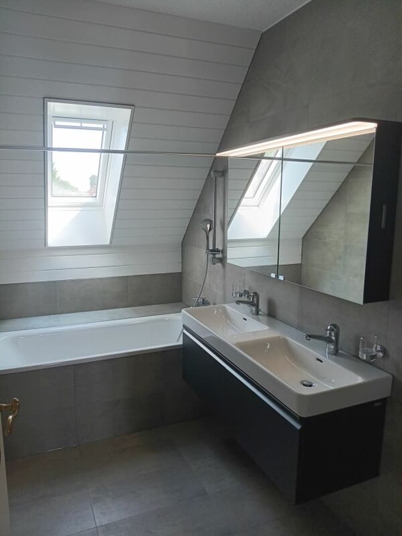 Attraktive und grosszügige 4-Zimmer-Dachwohnung mit Galerie, 143 m² Wohnfläche. Die Wohnung überzeugt mit einem hellen, offenen Raumkonzept sowie einer neuen, modernen Küche und einem stilvoll re … (4)