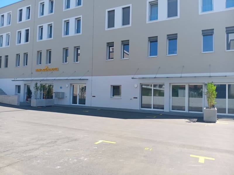 Geschäftsflächen im Gewerbezentrum Au Milavy 127 m2 (4)
