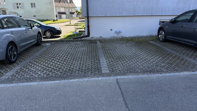 Preiswerte Aussenparkplätze zu vermieten! (1)